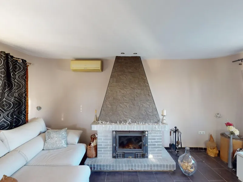 Discover your dream home in the charming seaside village of Benajarafe! This beautifully modernized property offers everything you need for luxurious Mediterranean living. The main house features two spacious bedrooms and a sleek, contemporary bathroom. A