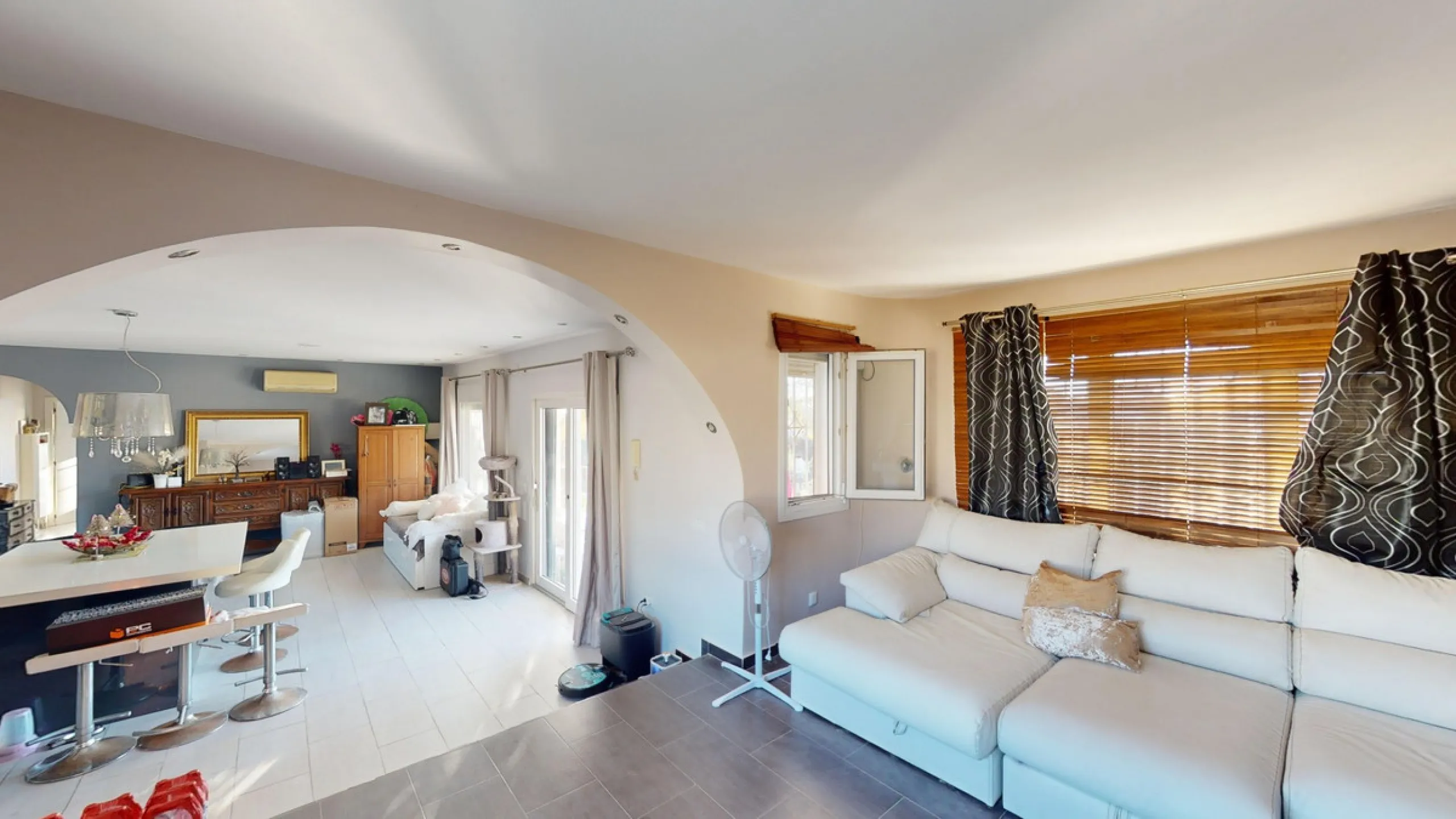 Discover your dream home in the charming seaside village of Benajarafe! This beautifully modernized property offers everything you need for luxurious Mediterranean living. The main house features two spacious bedrooms and a sleek, contemporary bathroom. A