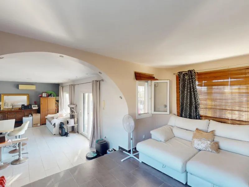 Discover your dream home in the charming seaside village of Benajarafe! This beautifully modernized property offers everything you need for luxurious Mediterranean living. The main house features two spacious bedrooms and a sleek, contemporary bathroom. A