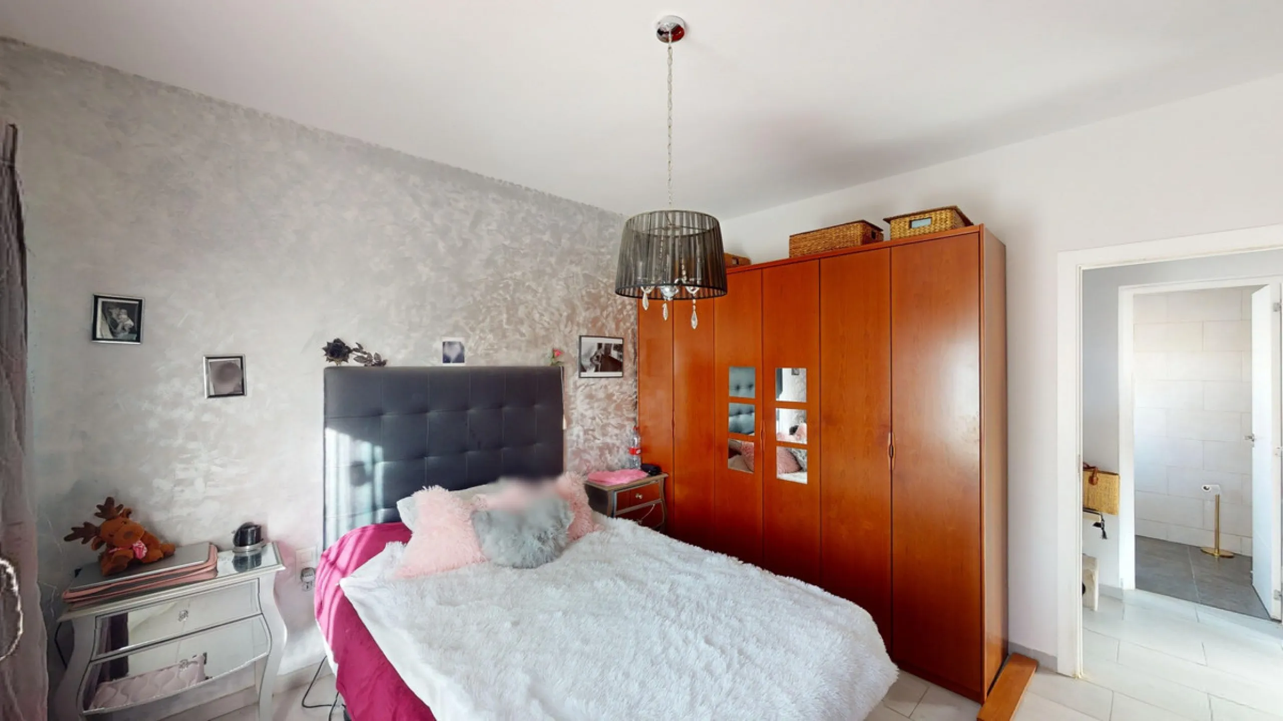 Discover your dream home in the charming seaside village of Benajarafe! This beautifully modernized property offers everything you need for luxurious Mediterranean living. The main house features two spacious bedrooms and a sleek, contemporary bathroom. A
