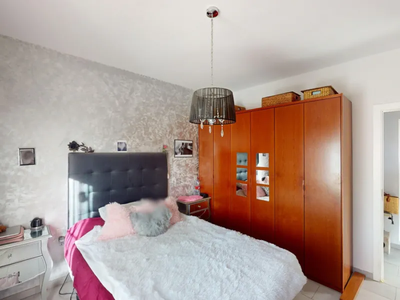 Discover your dream home in the charming seaside village of Benajarafe! This beautifully modernized property offers everything you need for luxurious Mediterranean living. The main house features two spacious bedrooms and a sleek, contemporary bathroom. A