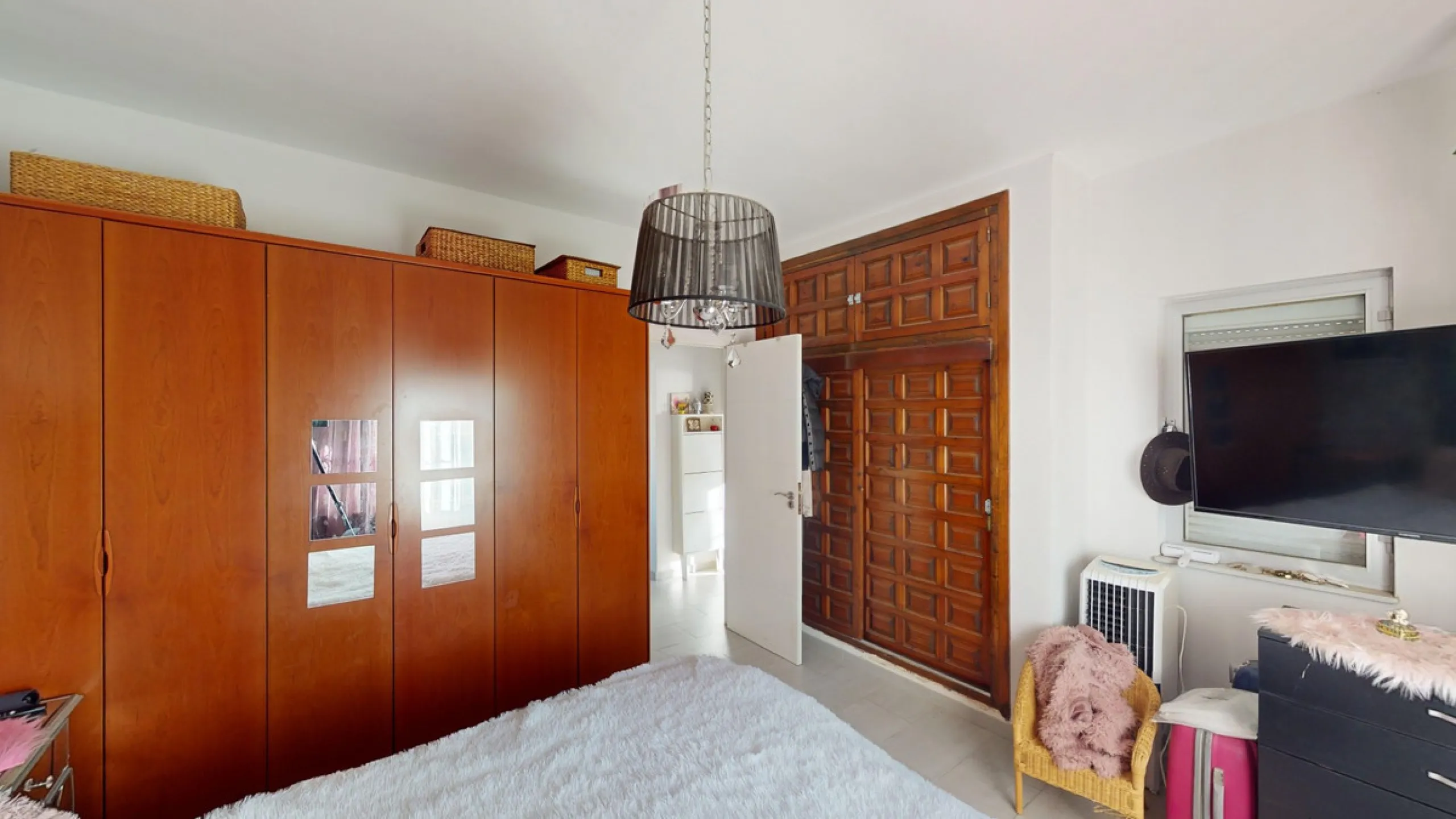 Discover your dream home in the charming seaside village of Benajarafe! This beautifully modernized property offers everything you need for luxurious Mediterranean living. The main house features two spacious bedrooms and a sleek, contemporary bathroom. A