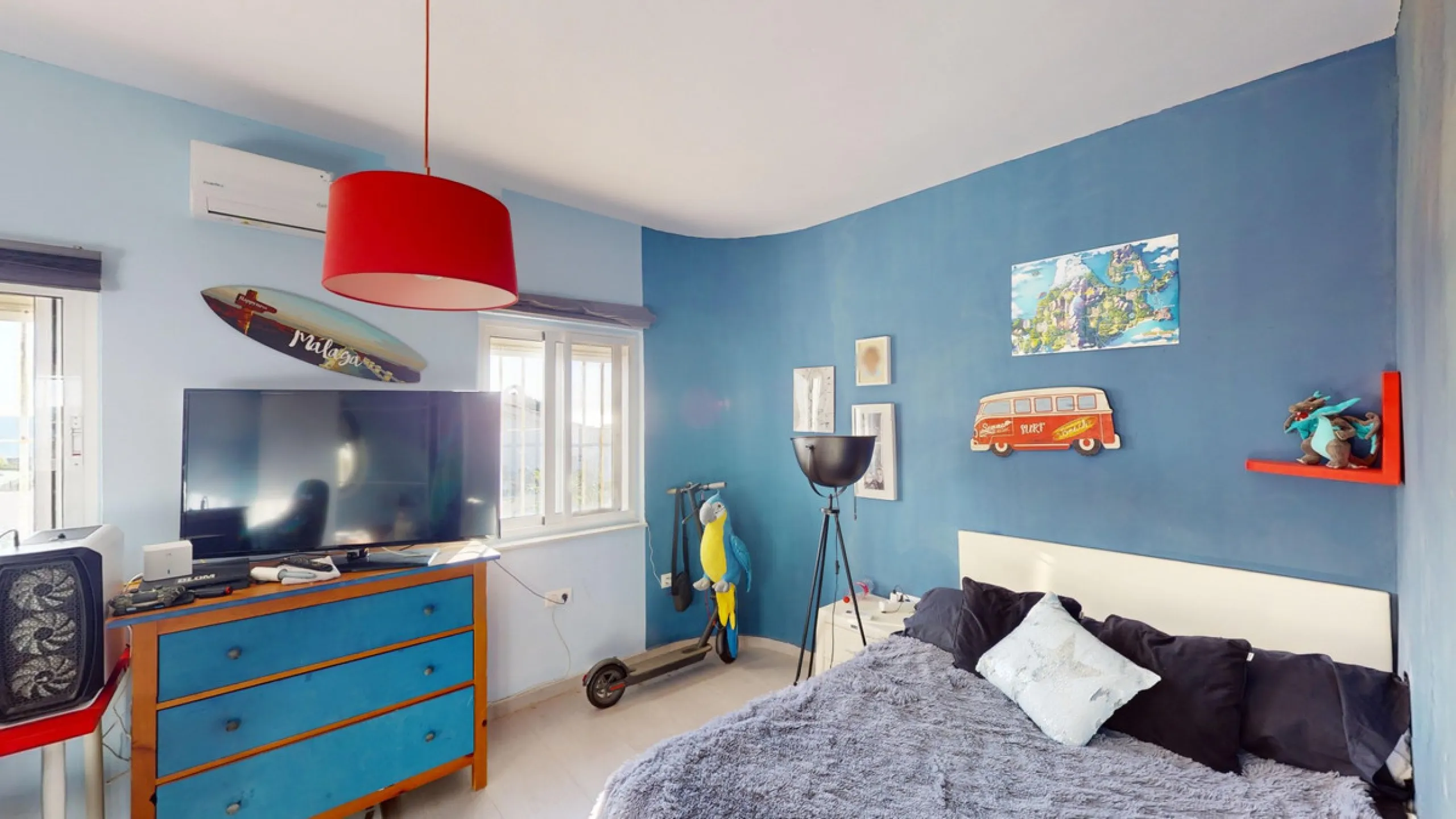 Discover your dream home in the charming seaside village of Benajarafe! This beautifully modernized property offers everything you need for luxurious Mediterranean living. The main house features two spacious bedrooms and a sleek, contemporary bathroom. A