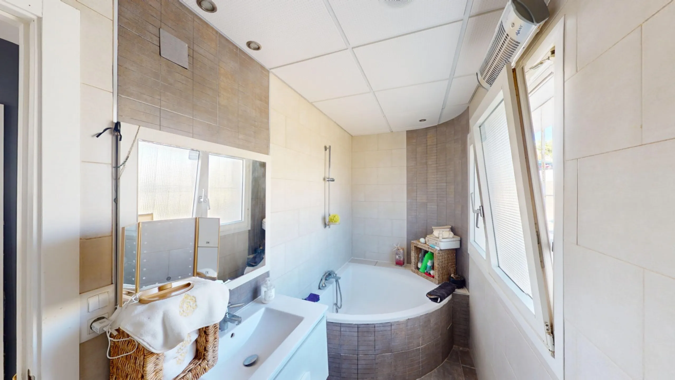 Discover your dream home in the charming seaside village of Benajarafe! This beautifully modernized property offers everything you need for luxurious Mediterranean living. The main house features two spacious bedrooms and a sleek, contemporary bathroom. A