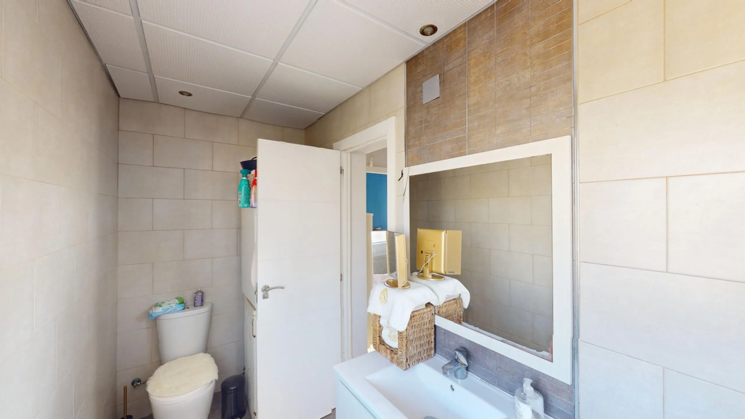 Discover your dream home in the charming seaside village of Benajarafe! This beautifully modernized property offers everything you need for luxurious Mediterranean living. The main house features two spacious bedrooms and a sleek, contemporary bathroom. A