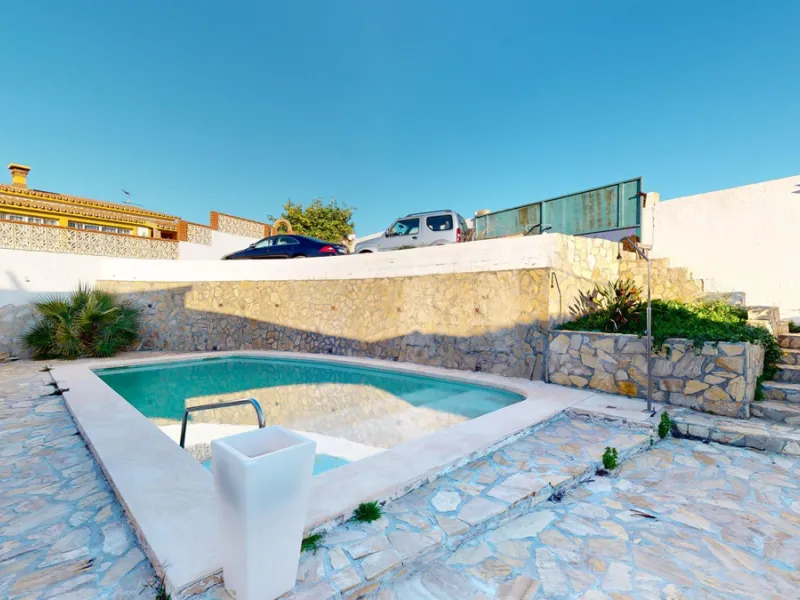 Discover your dream home in the charming seaside village of Benajarafe! This beautifully modernized property offers everything you need for luxurious Mediterranean living. The main house features two spacious bedrooms and a sleek, contemporary bathroom. A