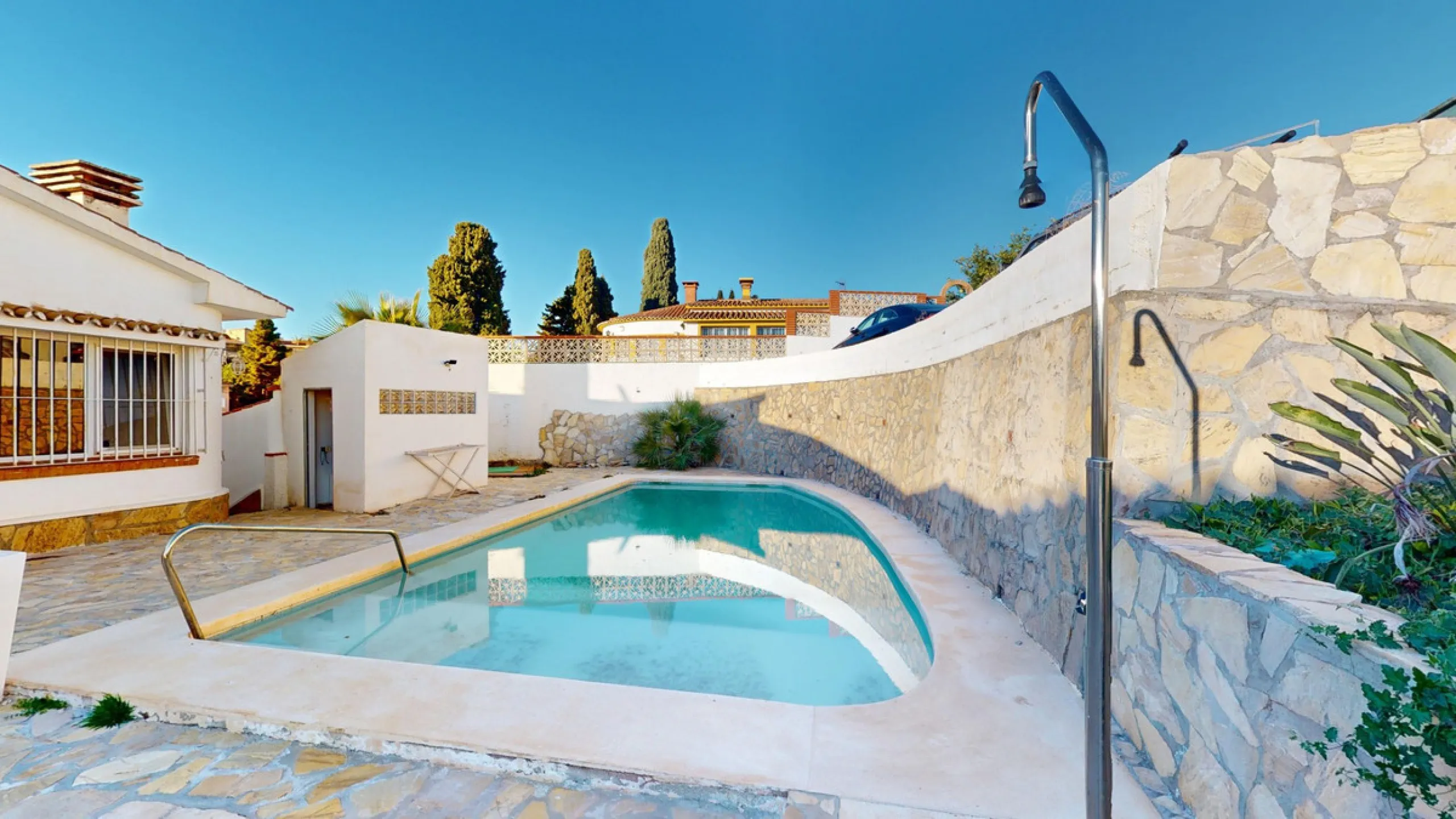 Discover your dream home in the charming seaside village of Benajarafe! This beautifully modernized property offers everything you need for luxurious Mediterranean living. The main house features two spacious bedrooms and a sleek, contemporary bathroom. A