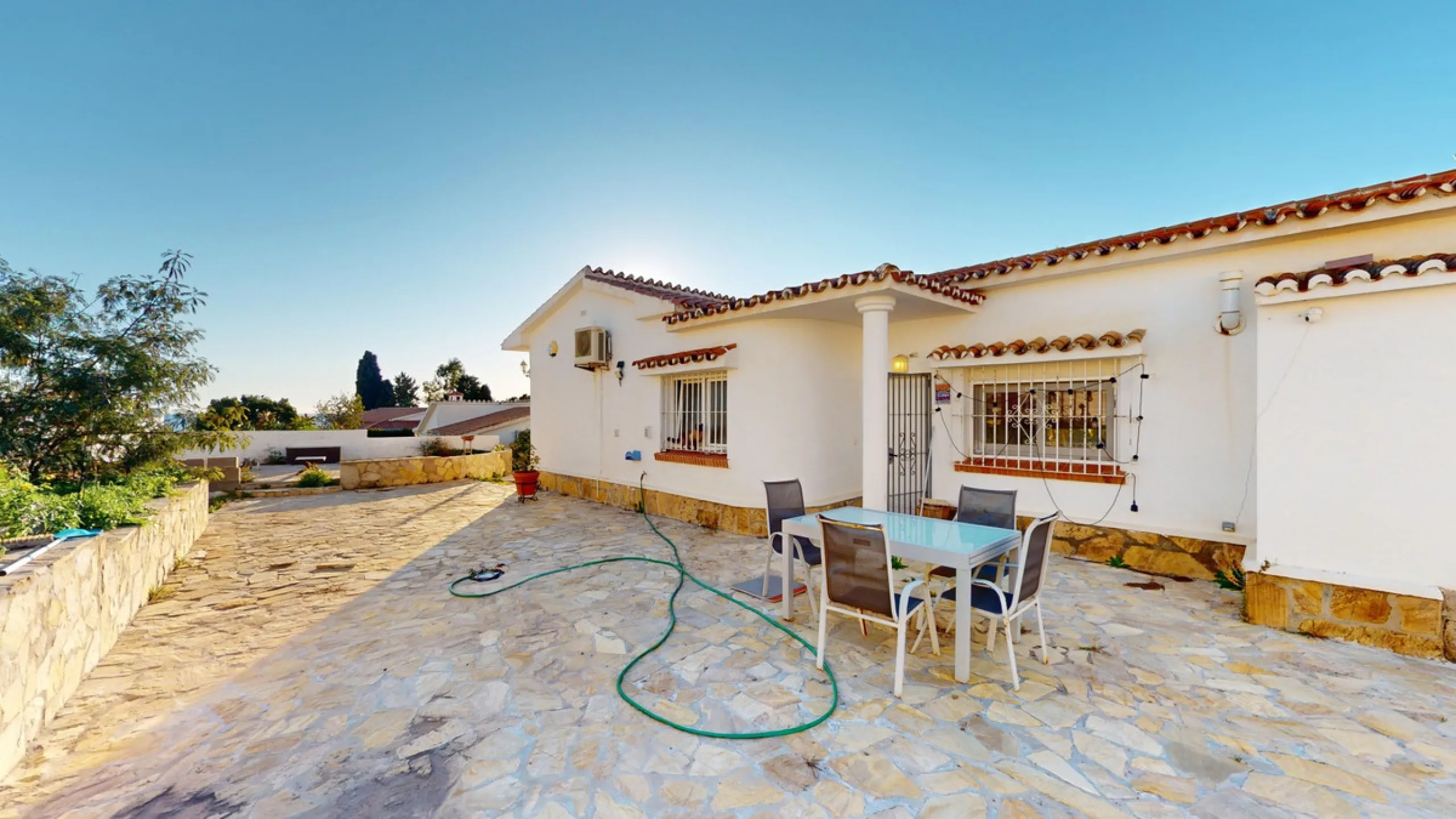 Discover your dream home in the charming seaside village of Benajarafe! This beautifully modernized property offers everything you need for luxurious Mediterranean living. The main house features two spacious bedrooms and a sleek, contemporary bathroom. A