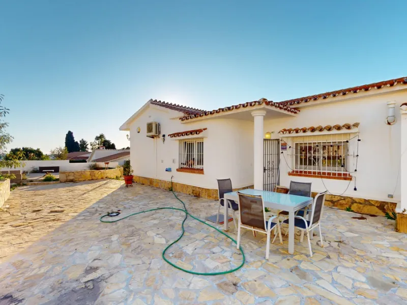 Discover your dream home in the charming seaside village of Benajarafe! This beautifully modernized property offers everything you need for luxurious Mediterranean living. The main house features two spacious bedrooms and a sleek, contemporary bathroom. A