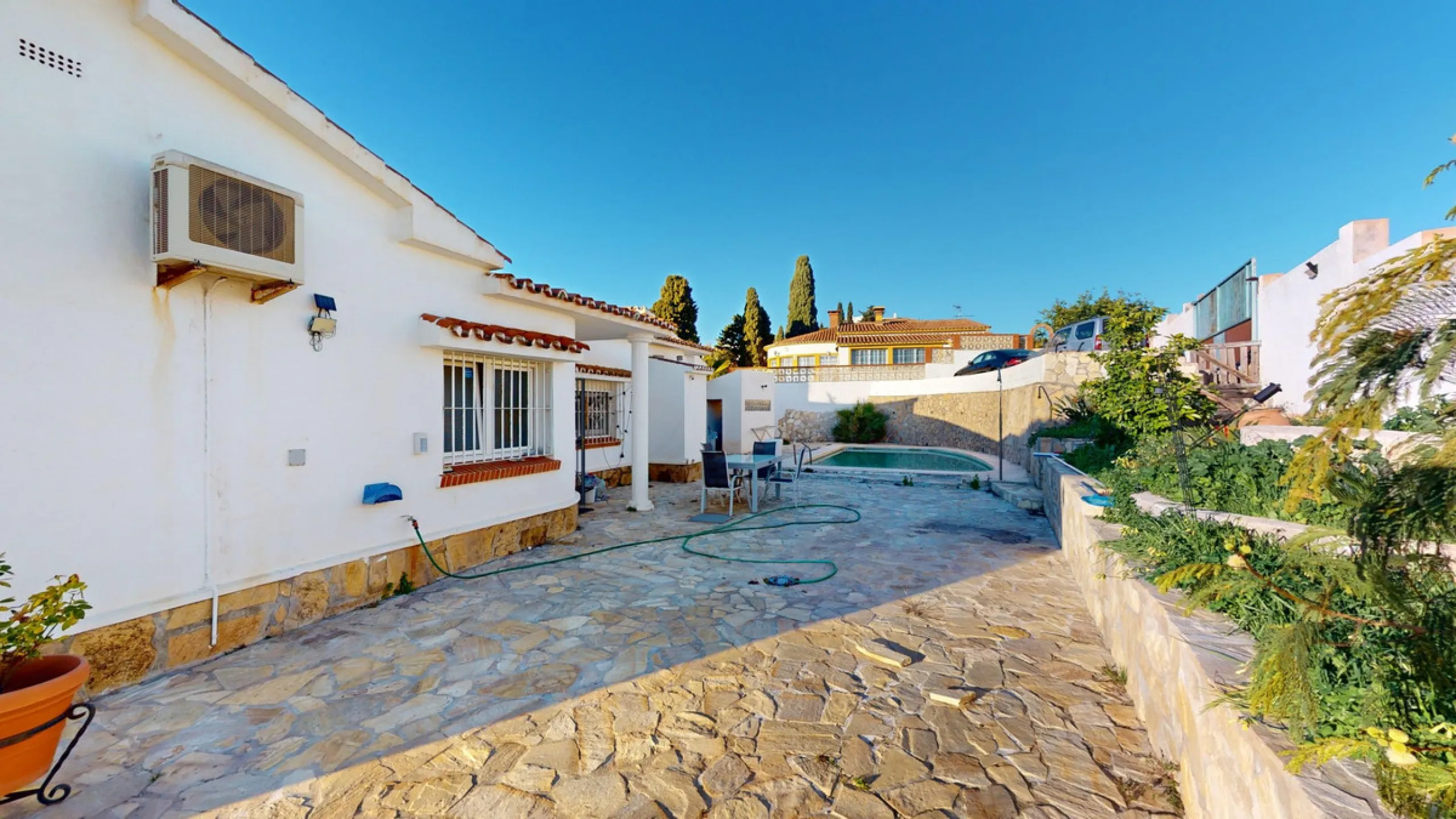 Discover your dream home in the charming seaside village of Benajarafe! This beautifully modernized property offers everything you need for luxurious Mediterranean living. The main house features two spacious bedrooms and a sleek, contemporary bathroom. A
