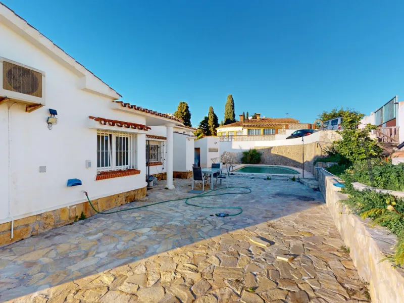 Discover your dream home in the charming seaside village of Benajarafe! This beautifully modernized property offers everything you need for luxurious Mediterranean living. The main house features two spacious bedrooms and a sleek, contemporary bathroom. A