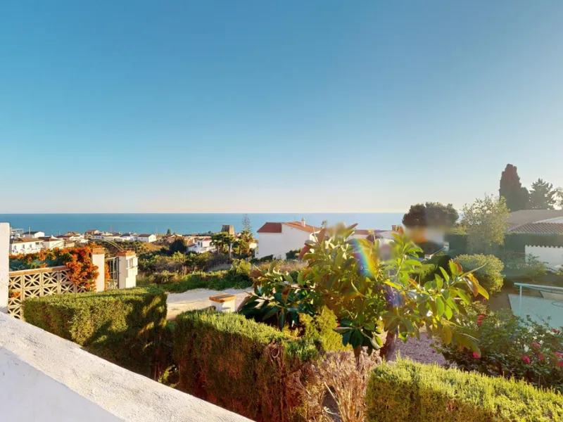 Discover your dream home in the charming seaside village of Benajarafe! This beautifully modernized property offers everything you need for luxurious Mediterranean living. The main house features two spacious bedrooms and a sleek, contemporary bathroom. A