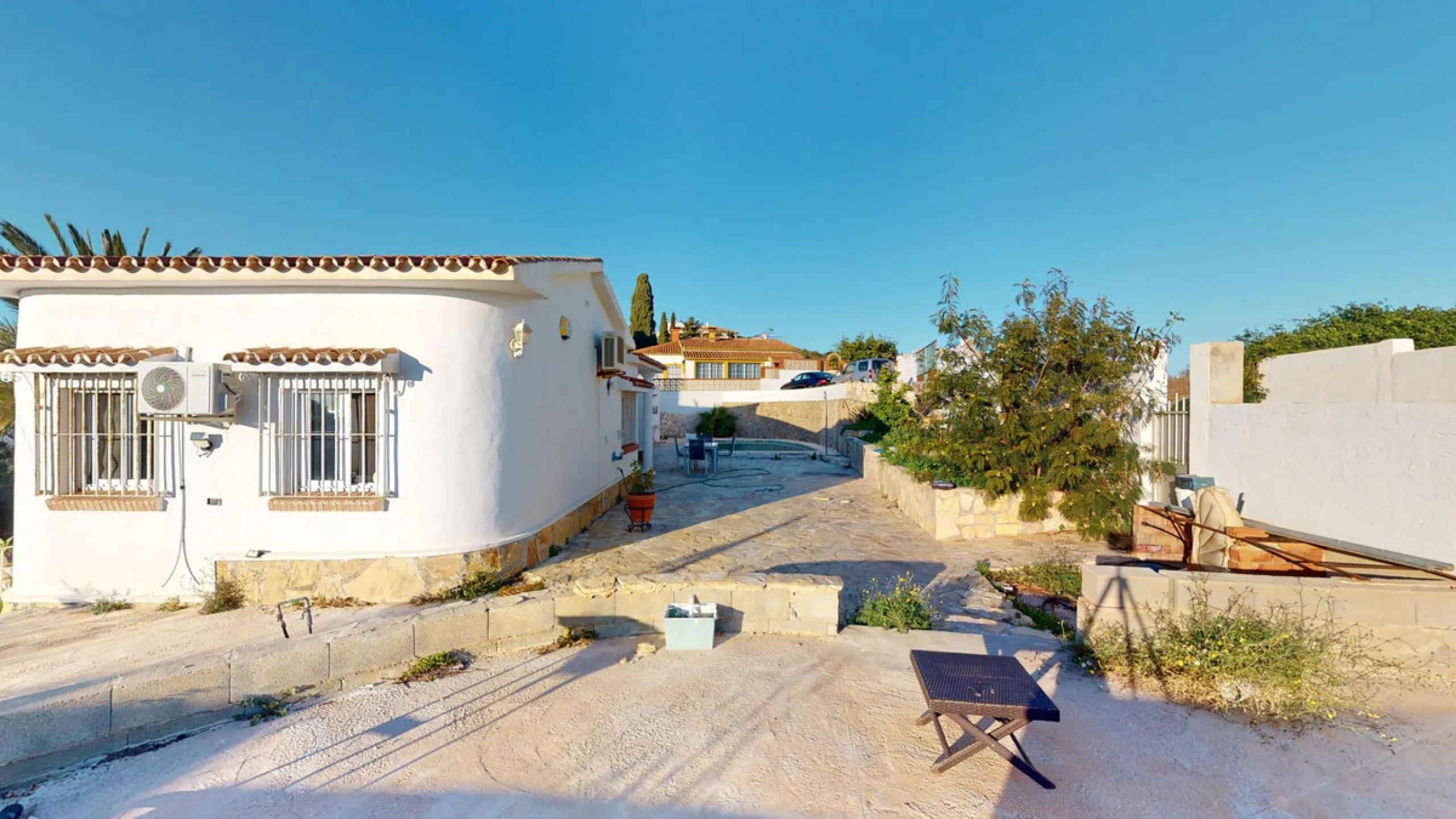 Discover your dream home in the charming seaside village of Benajarafe! This beautifully modernized property offers everything you need for luxurious Mediterranean living. The main house features two spacious bedrooms and a sleek, contemporary bathroom. A