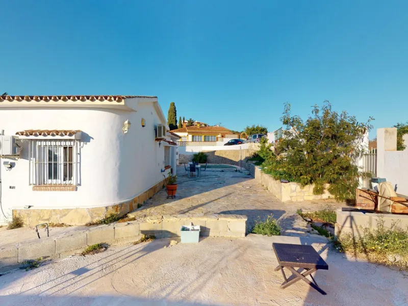 Discover your dream home in the charming seaside village of Benajarafe! This beautifully modernized property offers everything you need for luxurious Mediterranean living. The main house features two spacious bedrooms and a sleek, contemporary bathroom. A
