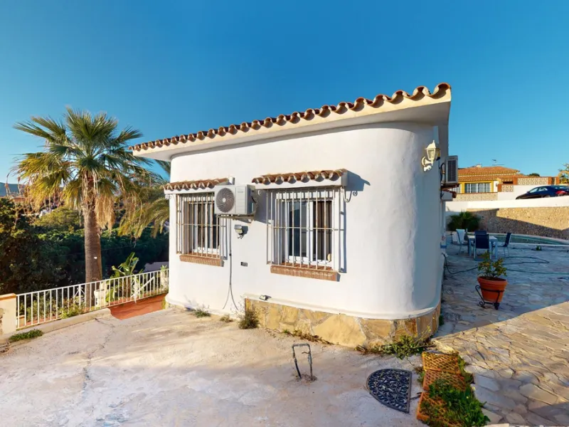 Discover your dream home in the charming seaside village of Benajarafe! This beautifully modernized property offers everything you need for luxurious Mediterranean living. The main house features two spacious bedrooms and a sleek, contemporary bathroom. A