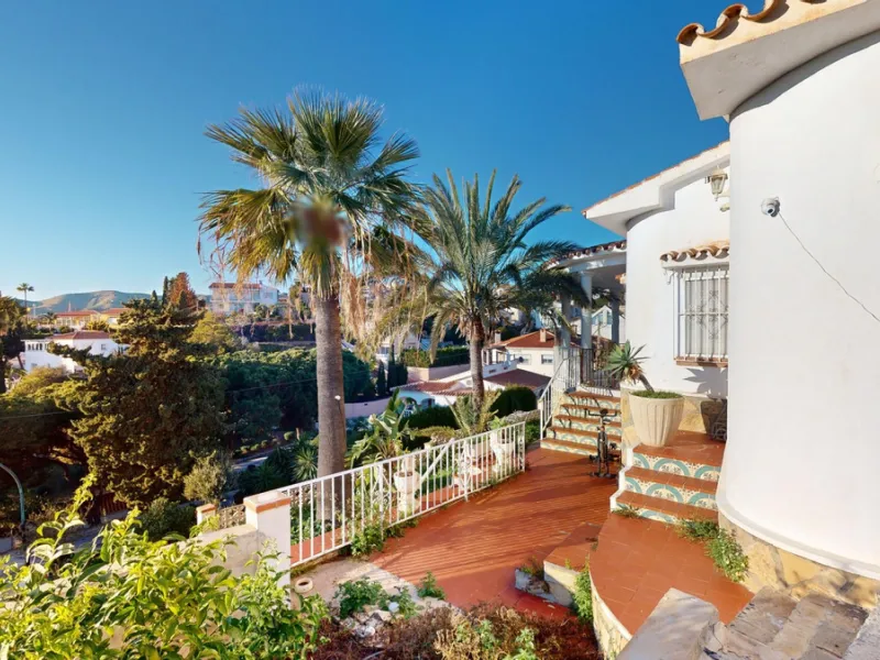 Discover your dream home in the charming seaside village of Benajarafe! This beautifully modernized property offers everything you need for luxurious Mediterranean living. The main house features two spacious bedrooms and a sleek, contemporary bathroom. A