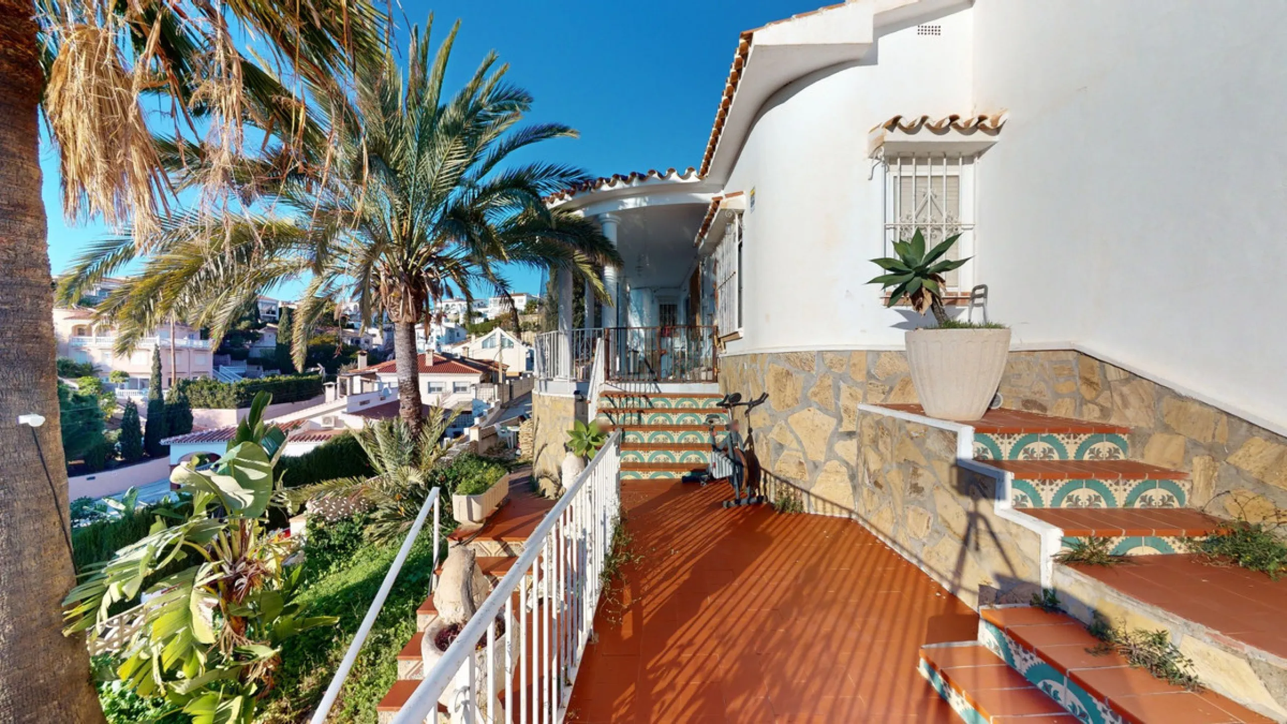 Discover your dream home in the charming seaside village of Benajarafe! This beautifully modernized property offers everything you need for luxurious Mediterranean living. The main house features two spacious bedrooms and a sleek, contemporary bathroom. A