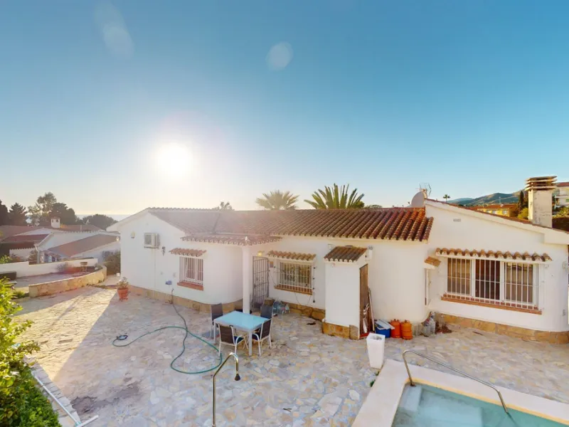 Discover your dream home in the charming seaside village of Benajarafe! This beautifully modernized property offers everything you need for luxurious Mediterranean living. The main house features two spacious bedrooms and a sleek, contemporary bathroom. A