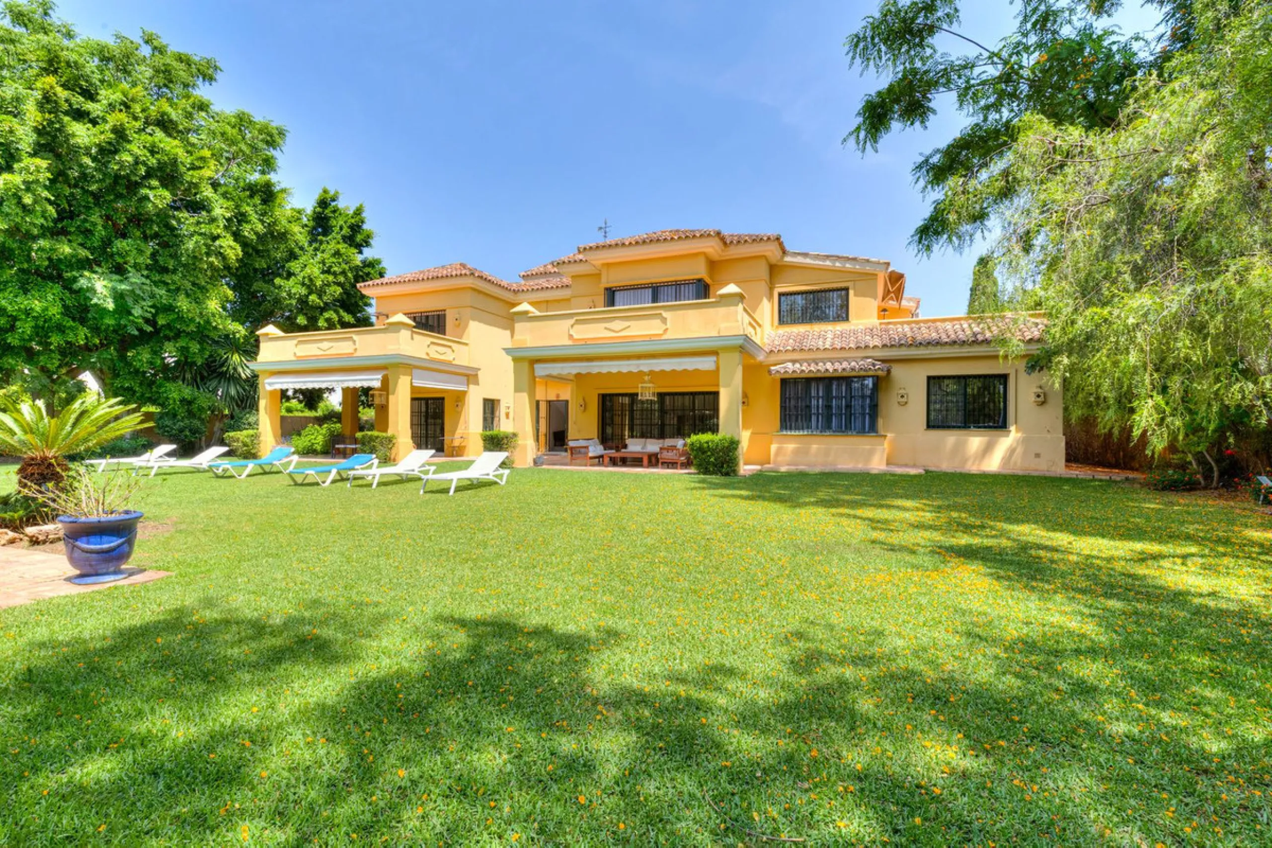 This classic Andalusian-style villa, set within the prestigious residential enclave of Casasola, Guadalmina Baja, represents a rare opportunity to acquire a substantial family home just moments from the sea, with exceptional scope for refurbishment and pe