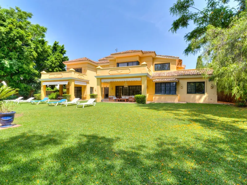 This classic Andalusian-style villa, set within the prestigious residential enclave of Casasola, Guadalmina Baja, represents a rare opportunity to acquire a substantial family home just moments from the sea, with exceptional scope for refurbishment and pe