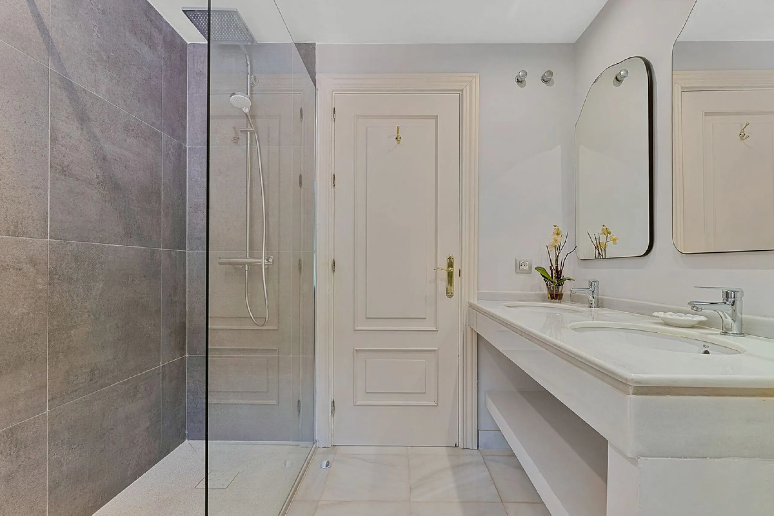 This classic Andalusian-style villa, set within the prestigious residential enclave of Casasola, Guadalmina Baja, represents a rare opportunity to acquire a substantial family home just moments from the sea, with exceptional scope for refurbishment and pe