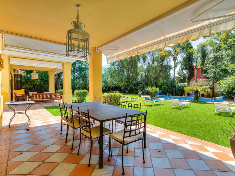 This classic Andalusian-style villa, set within the prestigious residential enclave of Casasola, Guadalmina Baja, represents a rare opportunity to acquire a substantial family home just moments from the sea, with exceptional scope for refurbishment and pe