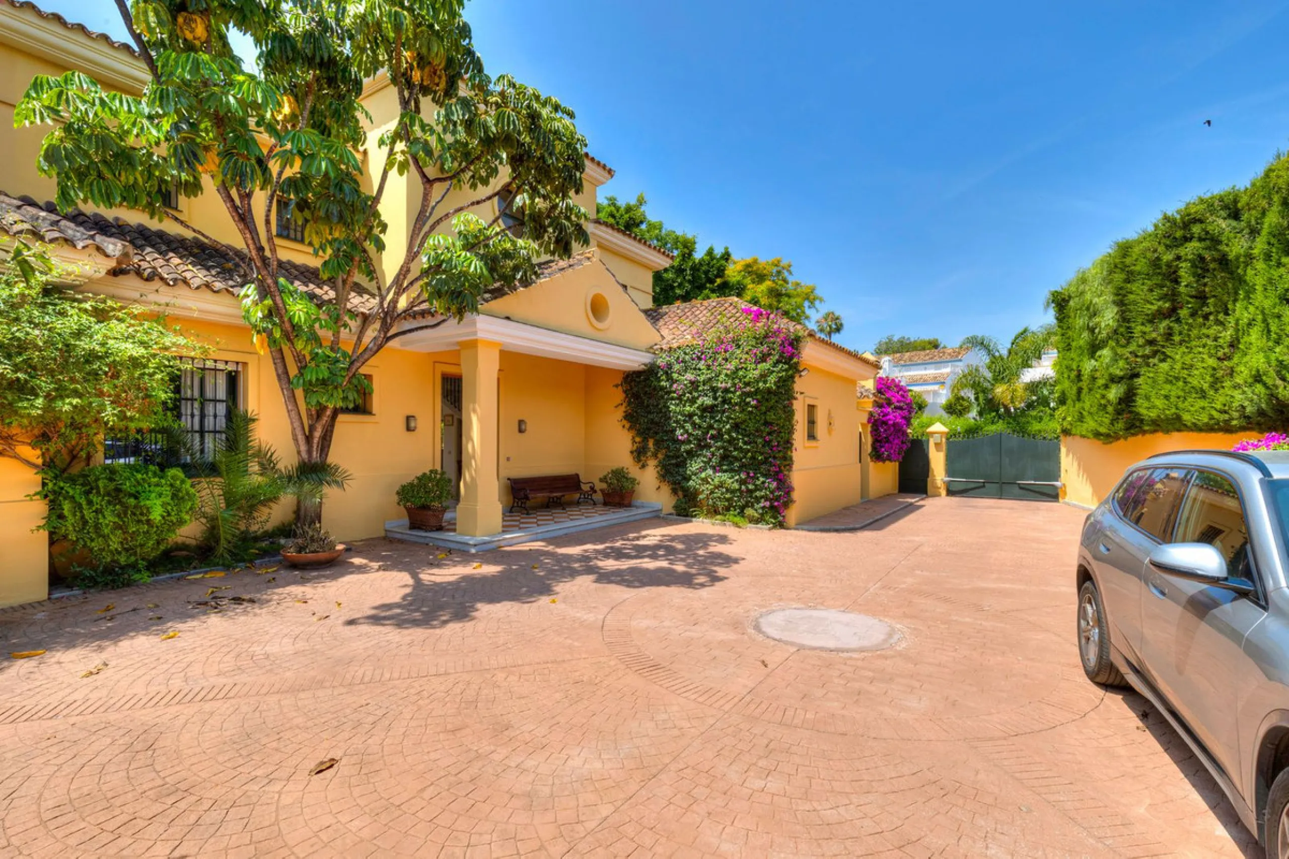 This classic Andalusian-style villa, set within the prestigious residential enclave of Casasola, Guadalmina Baja, represents a rare opportunity to acquire a substantial family home just moments from the sea, with exceptional scope for refurbishment and pe