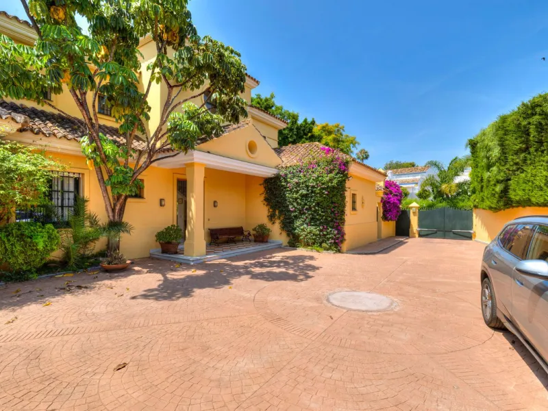 This classic Andalusian-style villa, set within the prestigious residential enclave of Casasola, Guadalmina Baja, represents a rare opportunity to acquire a substantial family home just moments from the sea, with exceptional scope for refurbishment and pe