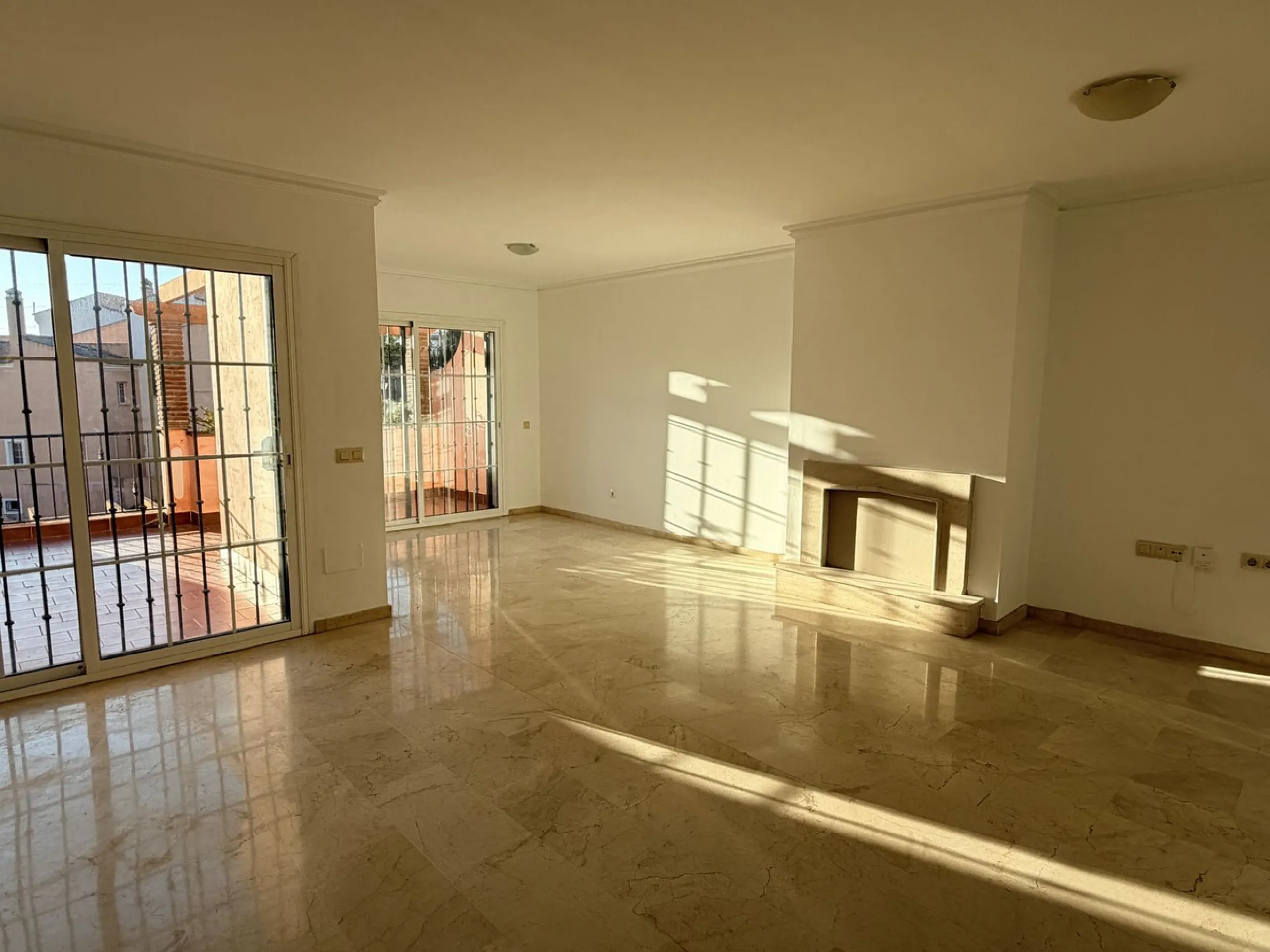 EXCLUSIVE OPPORTUNITY – SPACIOUS VILLA IN MIJAS (MÁLAGA) – SPECIAL SALE (AUCTION/OFFERS)