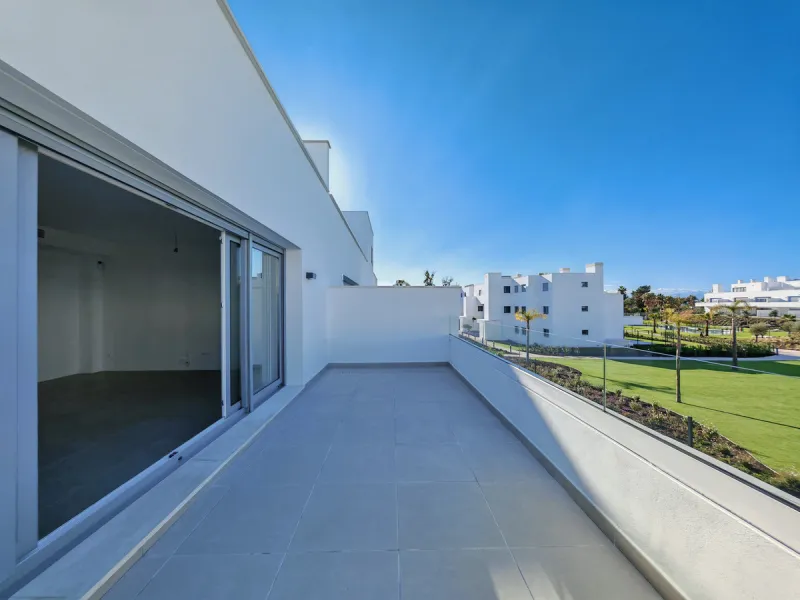 Apartment for sale in Cancelada, Estepona with 2 bedrooms, 2 bathrooms, 1 on suite bathroom and with orientation west, with communal swimming pool, private garage (1 parking spaces) and communal garden. Regarding property dimensions, it has 91 m² built, 7