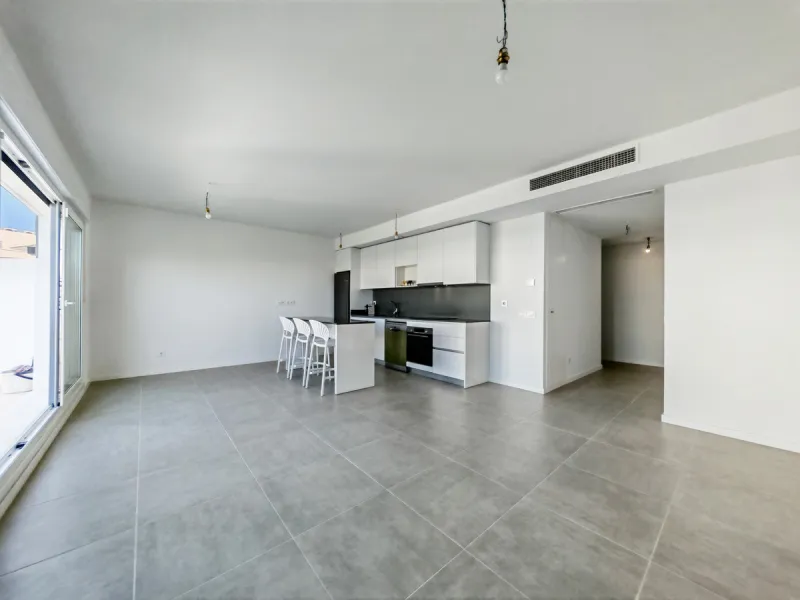 Apartment for sale in Cancelada, Estepona with 2 bedrooms, 2 bathrooms, 1 on suite bathroom and with orientation west, with communal swimming pool, private garage (1 parking spaces) and communal garden. Regarding property dimensions, it has 91 m² built, 7