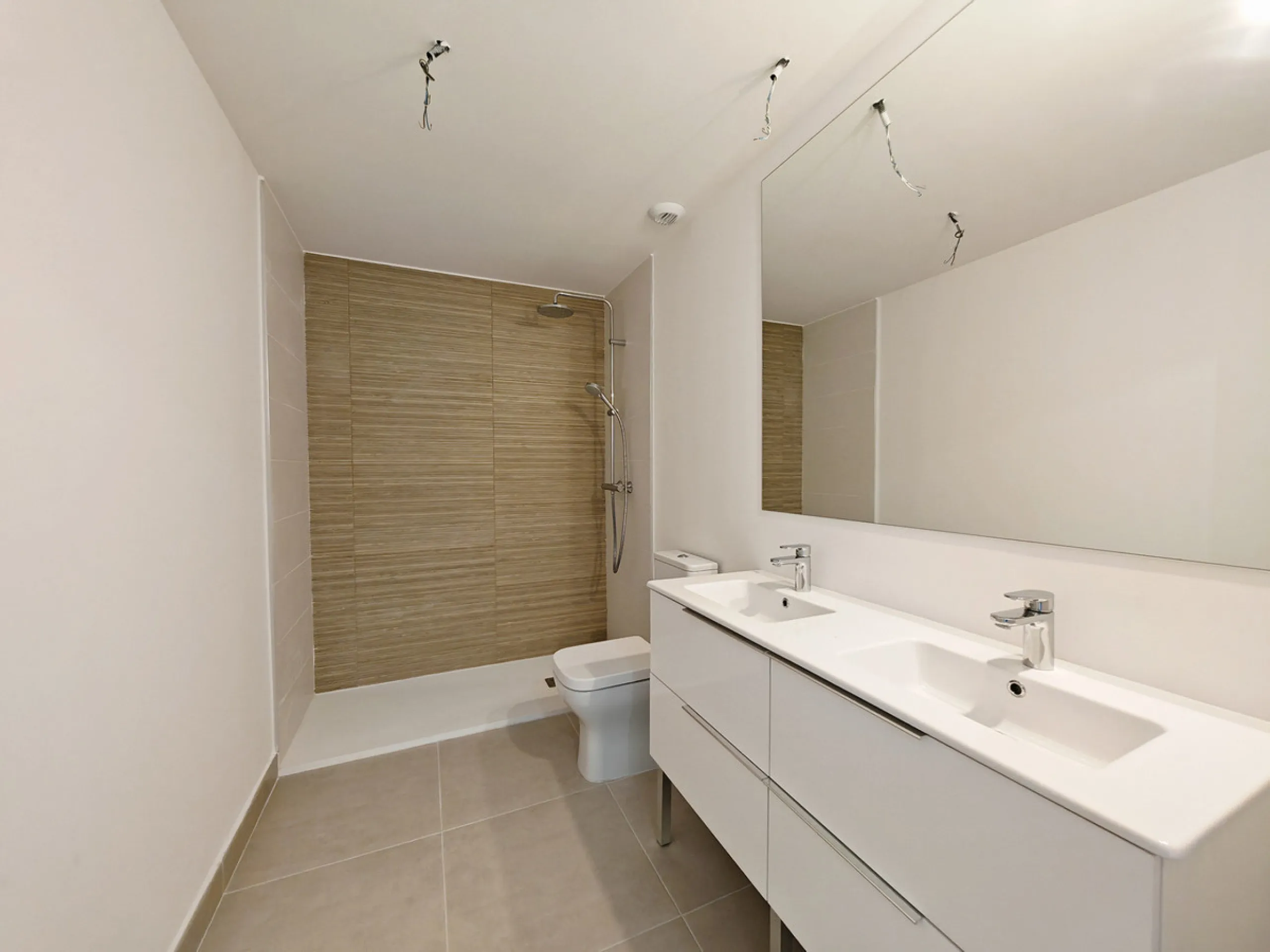 Apartment for sale in Cancelada, Estepona with 2 bedrooms, 2 bathrooms, 1 on suite bathroom and with orientation west, with communal swimming pool, private garage (1 parking spaces) and communal garden. Regarding property dimensions, it has 91 m² built, 7