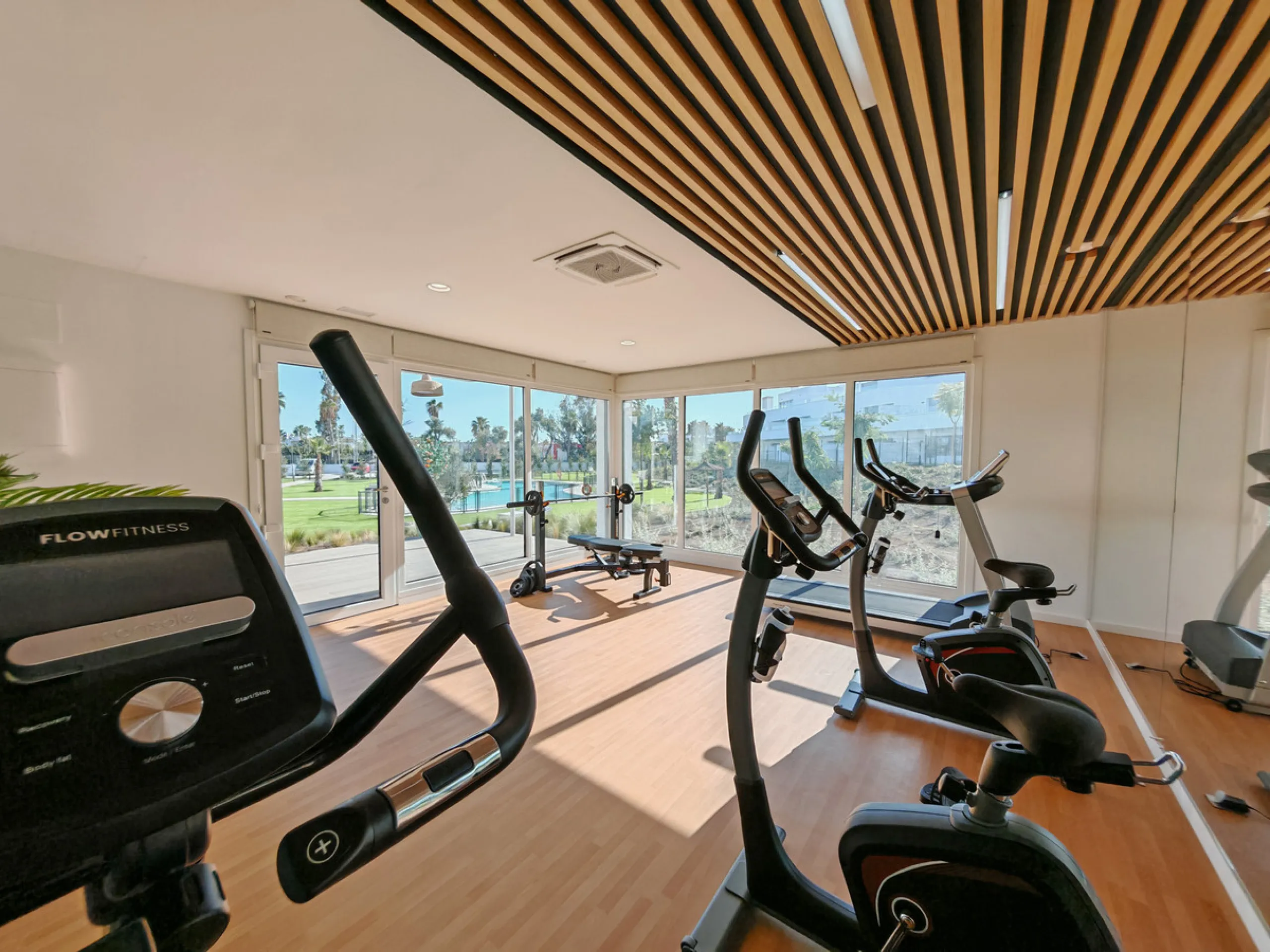 Apartment for sale in Cancelada, Estepona with 2 bedrooms, 2 bathrooms, 1 on suite bathroom and with orientation west, with communal swimming pool, private garage (1 parking spaces) and communal garden. Regarding property dimensions, it has 91 m² built, 7