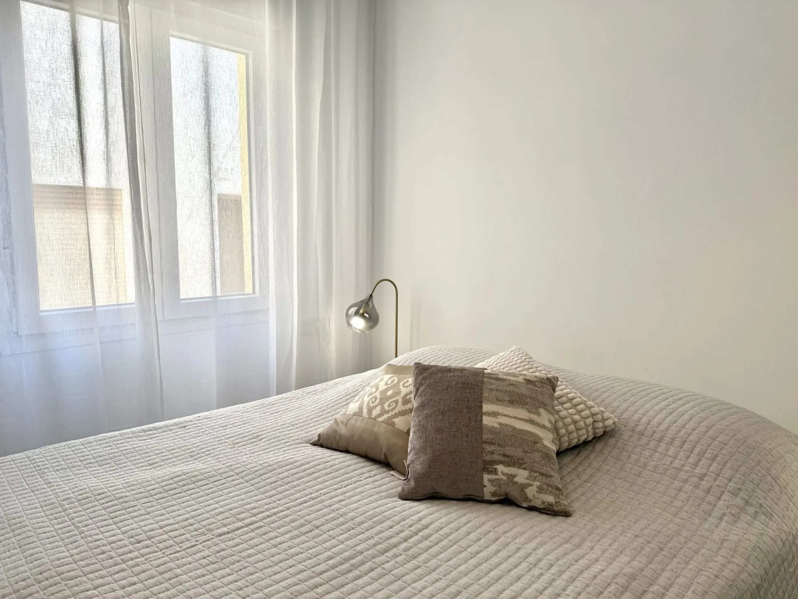 Welcome home to your own oasis on the third floor in Fuengirola! Here you'll find a bright and well-planned two-bedroom apartment (no lift), with access to a spacious shared rooftop terrace. The location is hard to beat, with just 600 meters from the beac