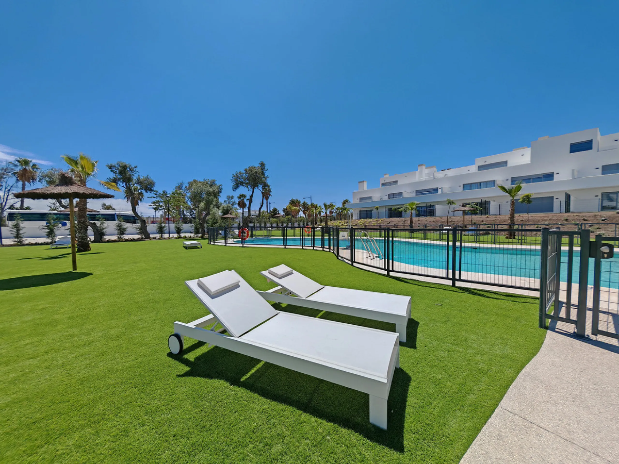 Apartment for sale in Cancelada, Estepona with 2 bedrooms, 2 bathrooms, 1 on suite bathroom and with orientation west, with communal swimming pool, private garage (1 parking spaces) and communal garden. Regarding property dimensions, it has 91 m² built, 7