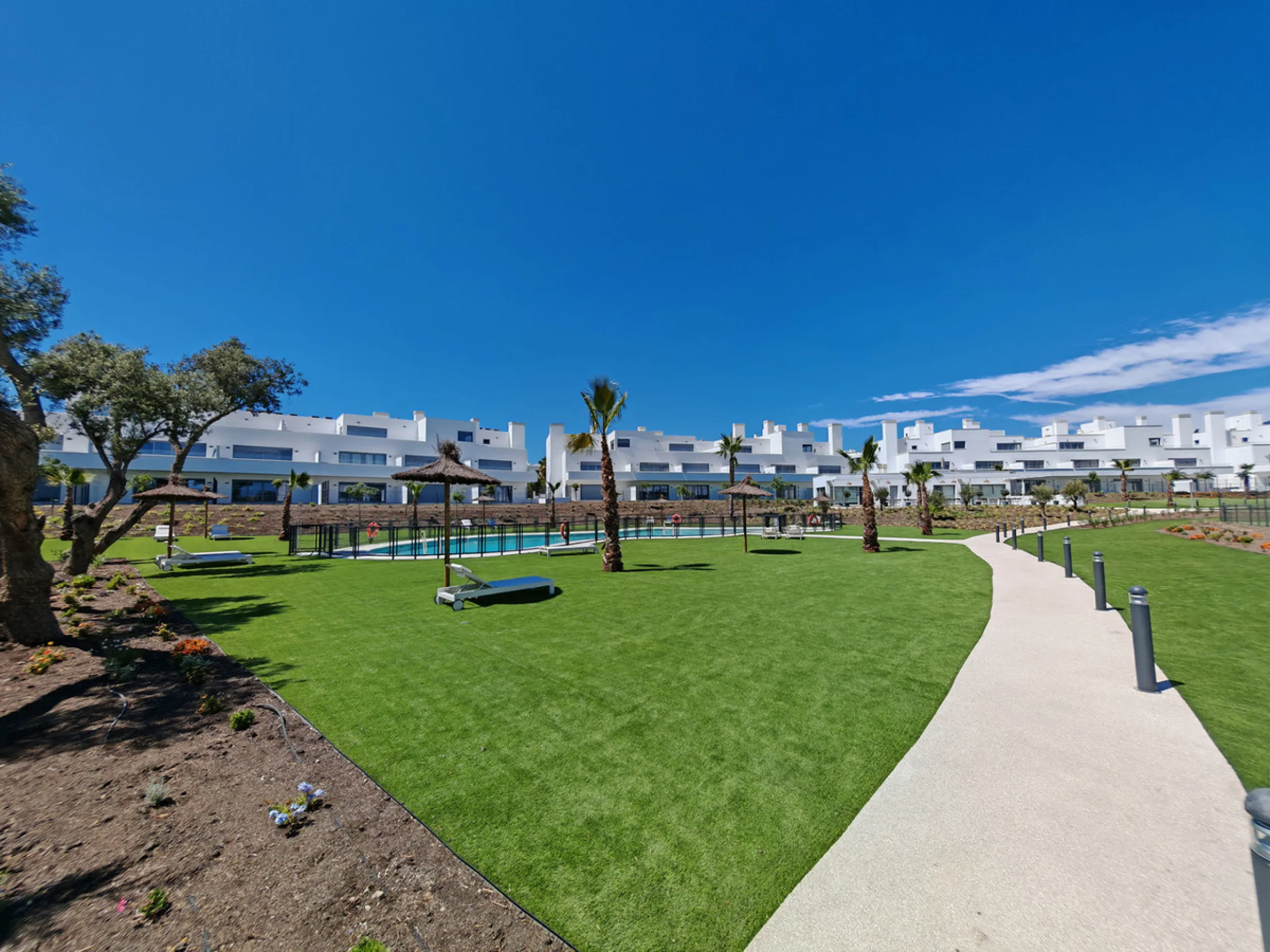 Apartment for sale in Cancelada, Estepona with 2 bedrooms, 2 bathrooms, 1 on suite bathroom and with orientation west, with communal swimming pool, private garage (1 parking spaces) and communal garden. Regarding property dimensions, it has 91 m² built, 7