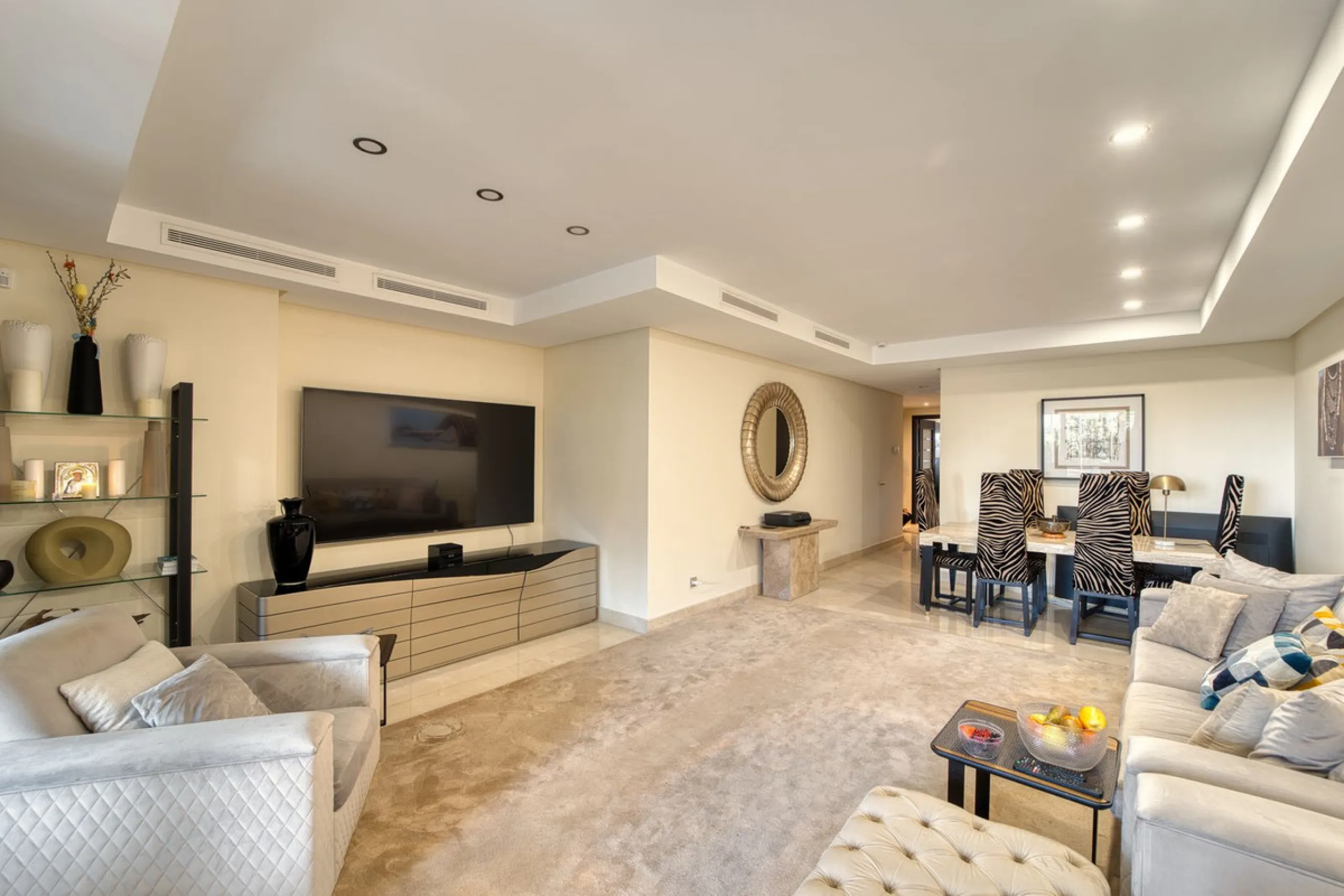 Located in the sought-after Malibu community in Marbella, this elegant ground-floor apartment combines luxury, comfort, and an unbeatable location. South-facing, the property enjoys abundant natural light throughout the day, creating a bright and welcomin