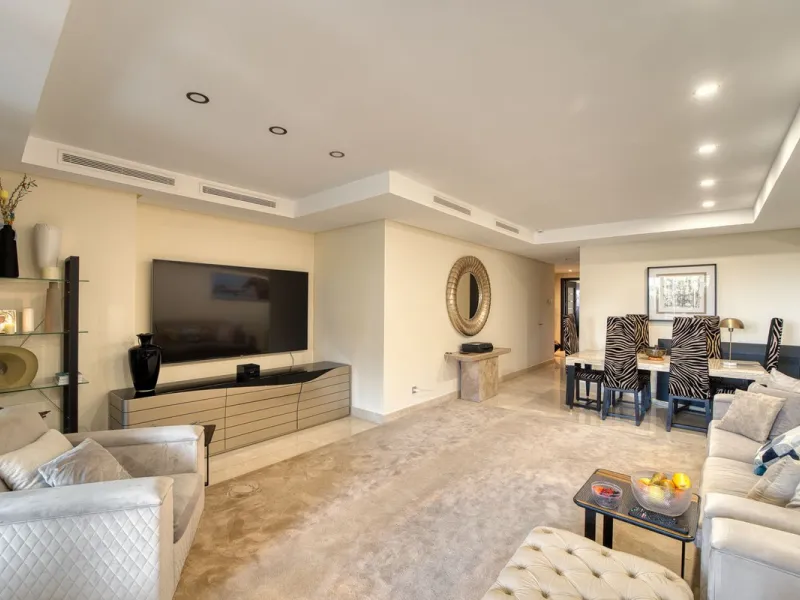 Located in the sought-after Malibu community in Marbella, this elegant ground-floor apartment combines luxury, comfort, and an unbeatable location. South-facing, the property enjoys abundant natural light throughout the day, creating a bright and welcomin