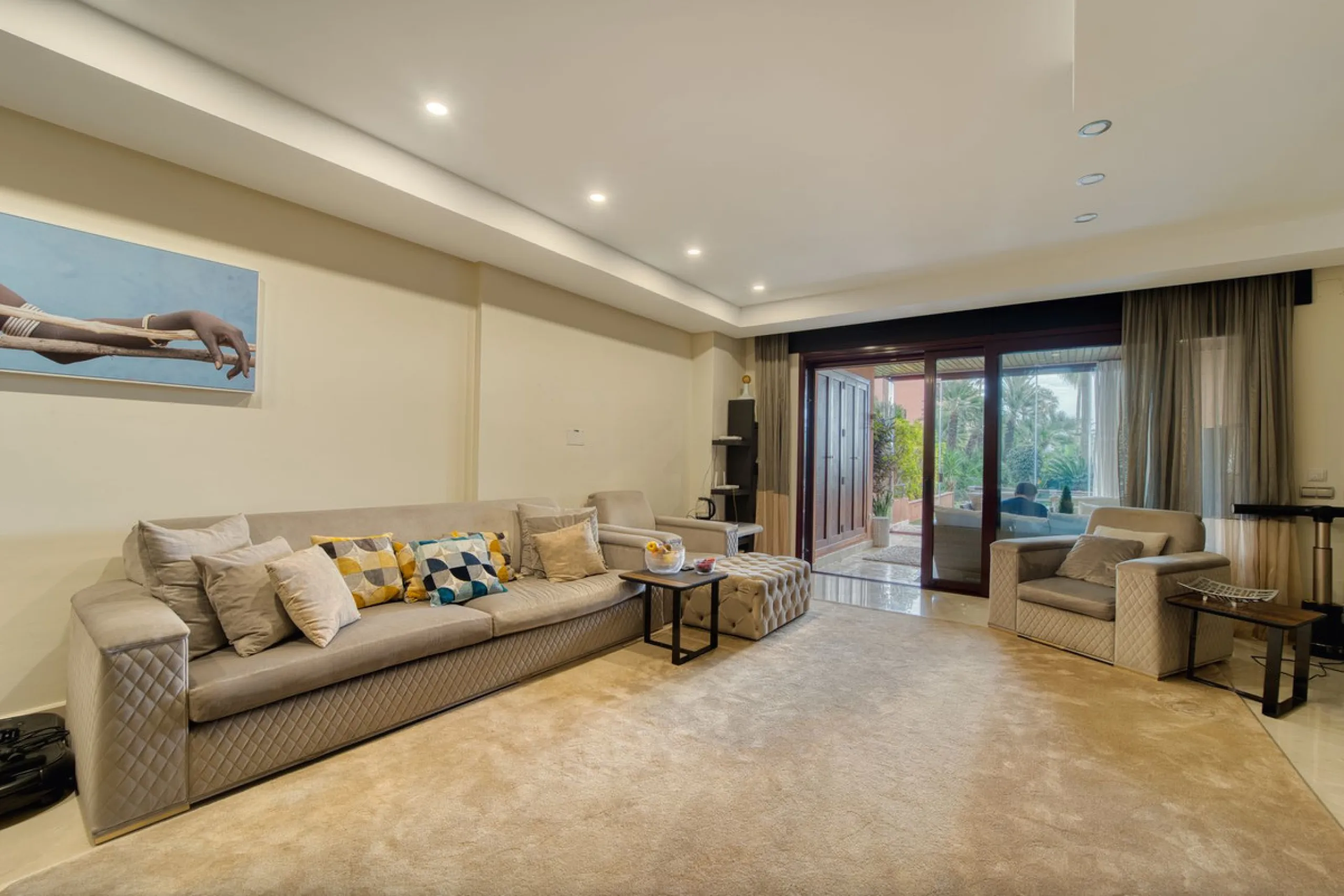 Located in the sought-after Malibu community in Marbella, this elegant ground-floor apartment combines luxury, comfort, and an unbeatable location. South-facing, the property enjoys abundant natural light throughout the day, creating a bright and welcomin