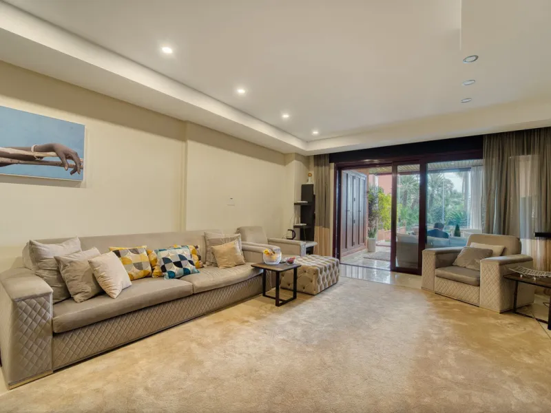 Located in the sought-after Malibu community in Marbella, this elegant ground-floor apartment combines luxury, comfort, and an unbeatable location. South-facing, the property enjoys abundant natural light throughout the day, creating a bright and welcomin