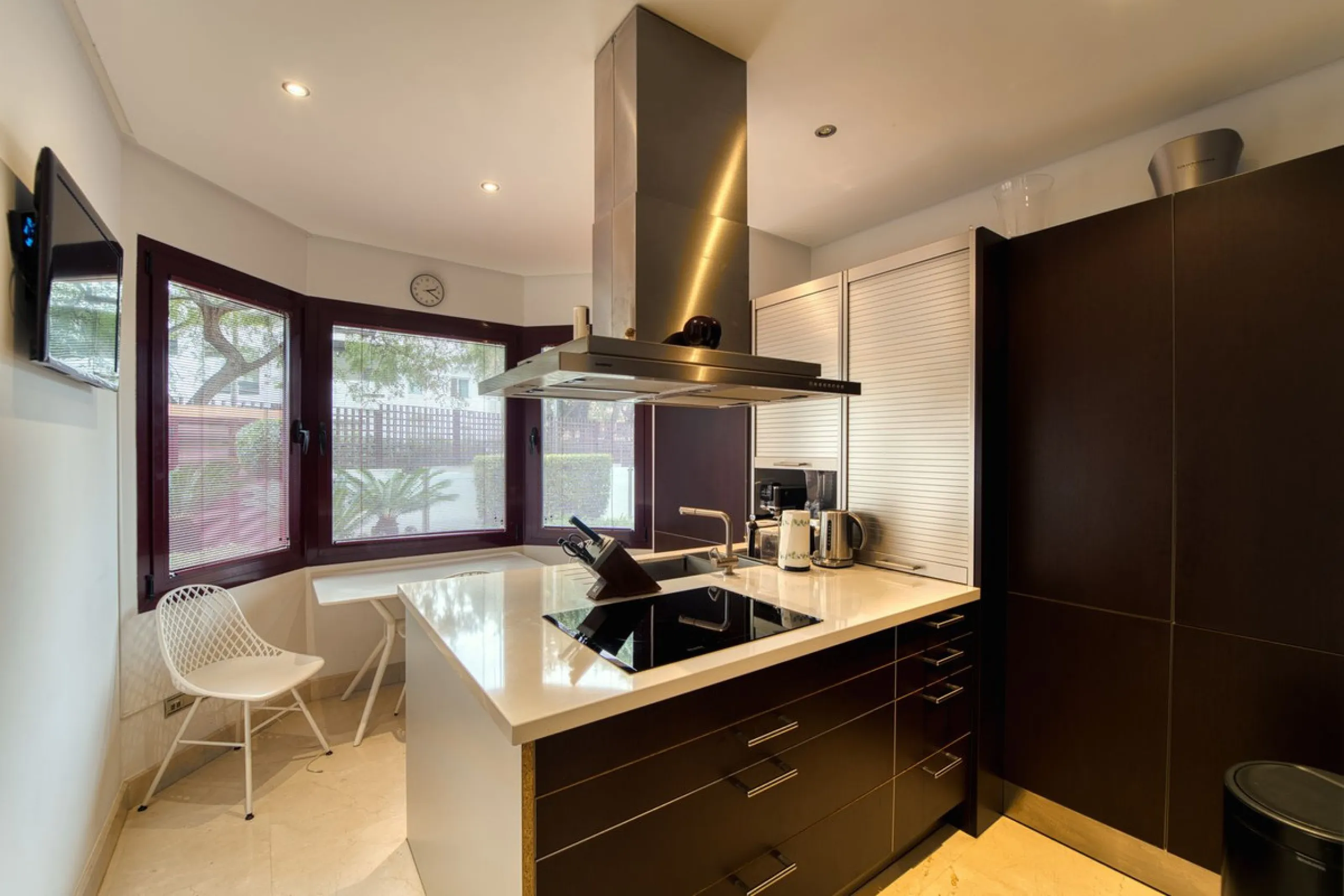 Located in the sought-after Malibu community in Marbella, this elegant ground-floor apartment combines luxury, comfort, and an unbeatable location. South-facing, the property enjoys abundant natural light throughout the day, creating a bright and welcomin