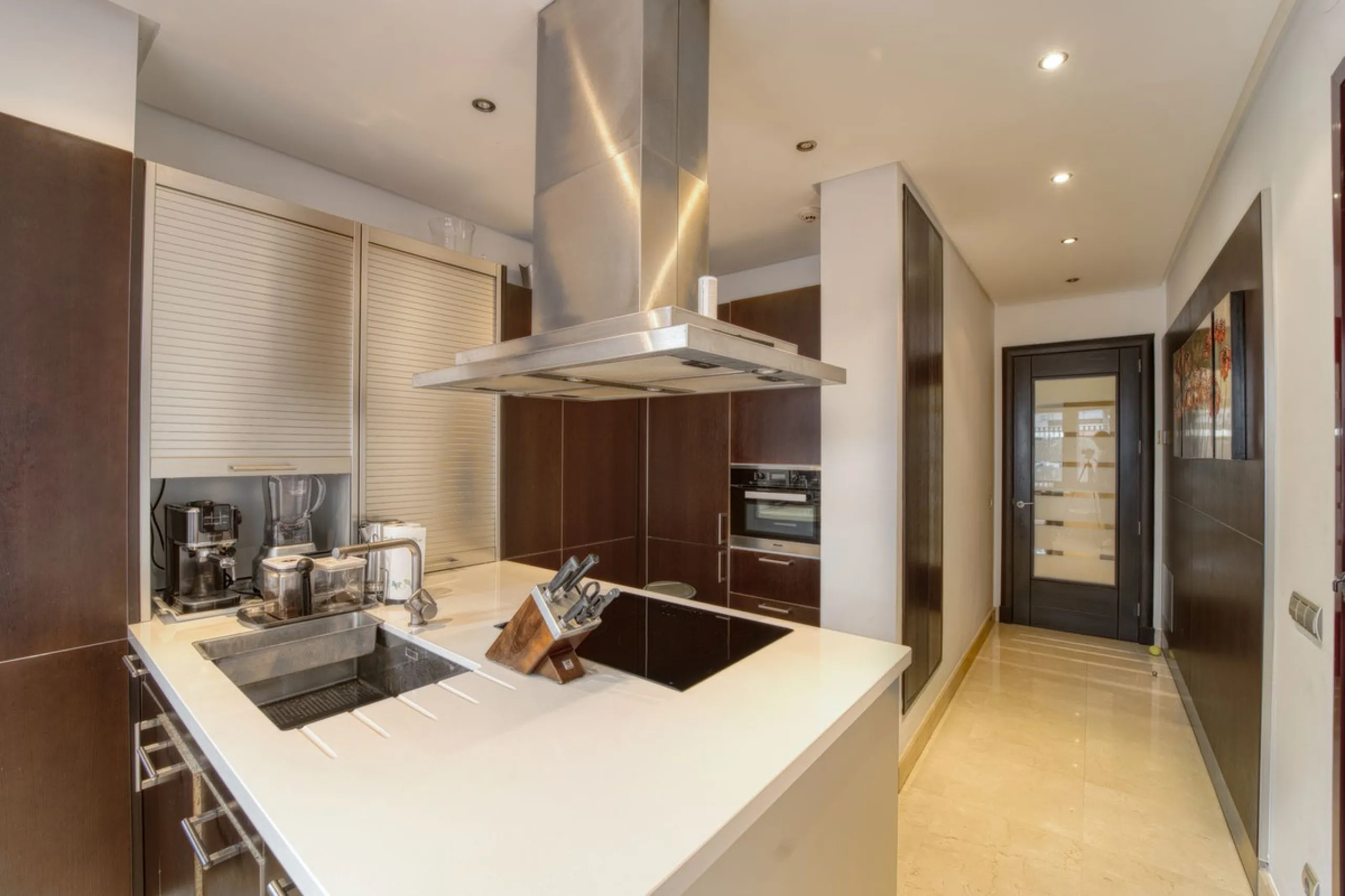 Located in the sought-after Malibu community in Marbella, this elegant ground-floor apartment combines luxury, comfort, and an unbeatable location. South-facing, the property enjoys abundant natural light throughout the day, creating a bright and welcomin