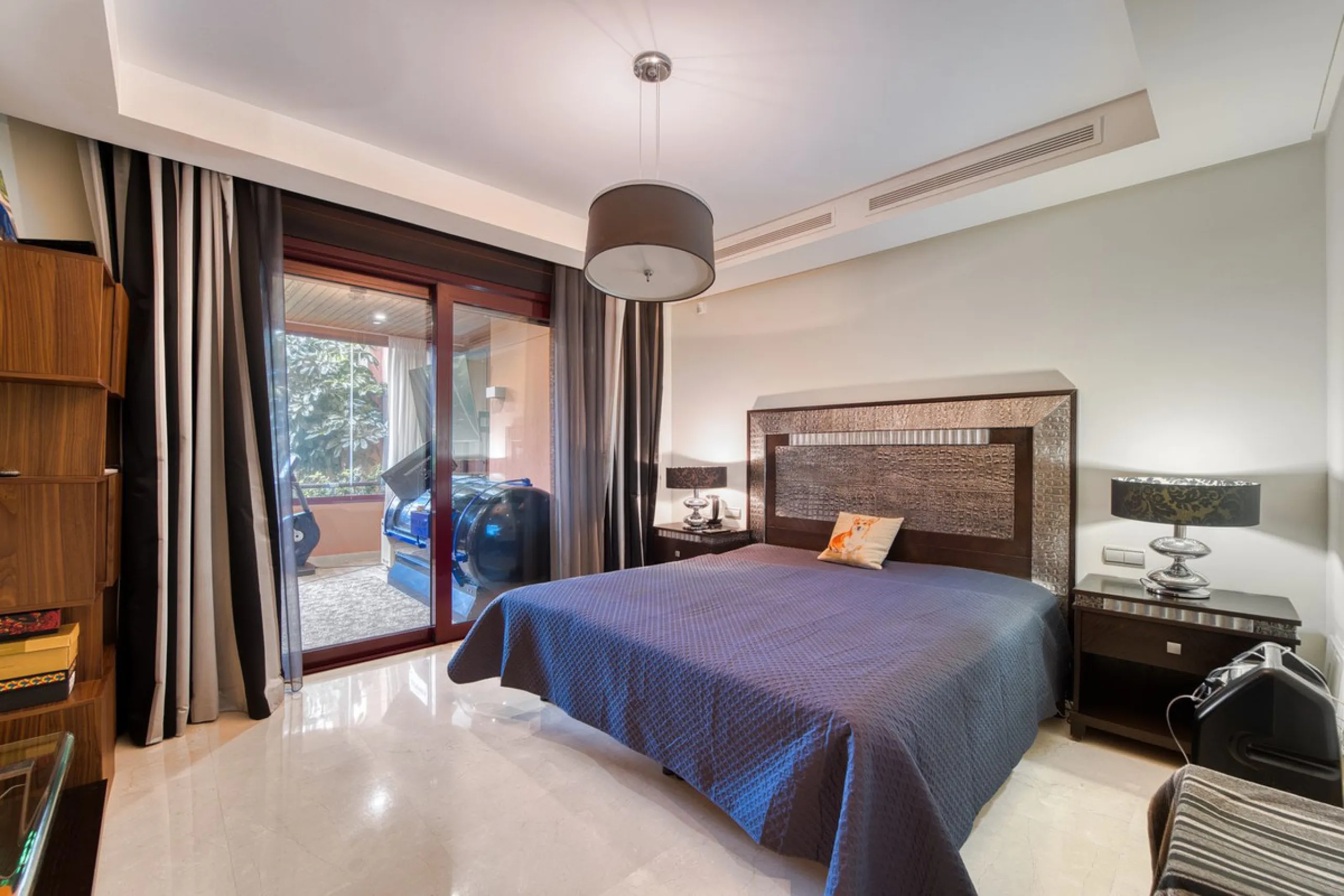 Located in the sought-after Malibu community in Marbella, this elegant ground-floor apartment combines luxury, comfort, and an unbeatable location. South-facing, the property enjoys abundant natural light throughout the day, creating a bright and welcomin