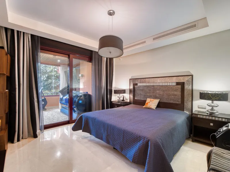 Located in the sought-after Malibu community in Marbella, this elegant ground-floor apartment combines luxury, comfort, and an unbeatable location. South-facing, the property enjoys abundant natural light throughout the day, creating a bright and welcomin