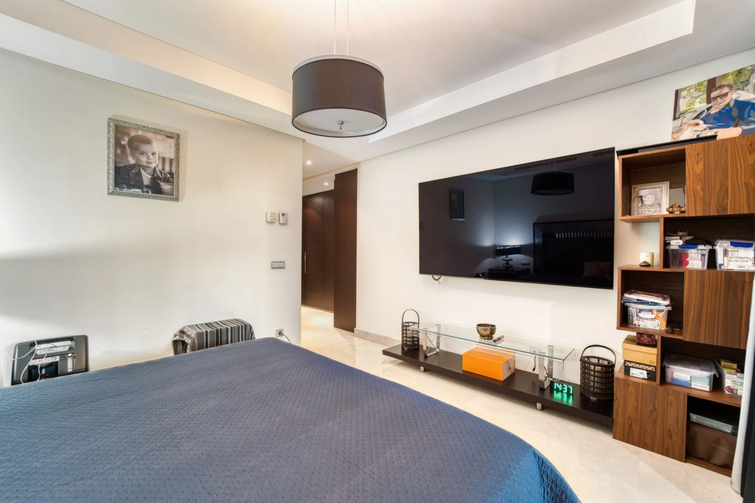 Located in the sought-after Malibu community in Marbella, this elegant ground-floor apartment combines luxury, comfort, and an unbeatable location. South-facing, the property enjoys abundant natural light throughout the day, creating a bright and welcomin