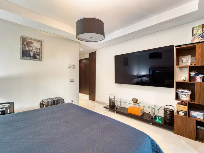 Located in the sought-after Malibu community in Marbella, this elegant ground-floor apartment combines luxury, comfort, and an unbeatable location. South-facing, the property enjoys abundant natural light throughout the day, creating a bright and welcomin
