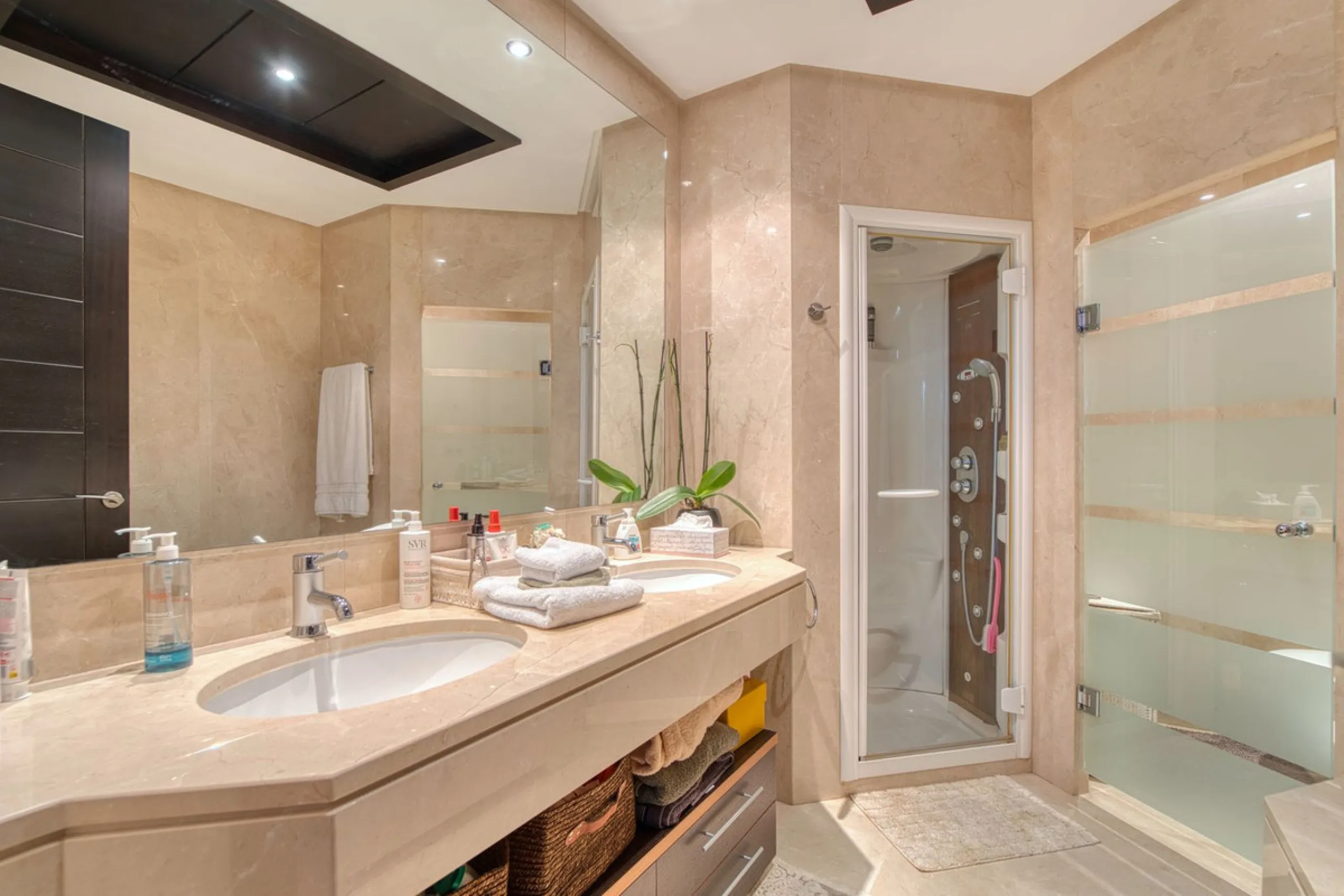 Located in the sought-after Malibu community in Marbella, this elegant ground-floor apartment combines luxury, comfort, and an unbeatable location. South-facing, the property enjoys abundant natural light throughout the day, creating a bright and welcomin