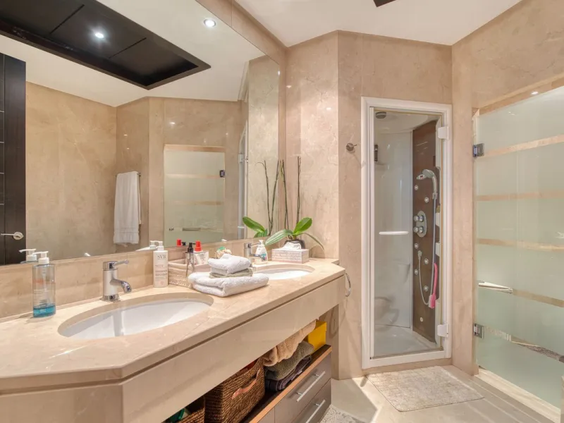 Located in the sought-after Malibu community in Marbella, this elegant ground-floor apartment combines luxury, comfort, and an unbeatable location. South-facing, the property enjoys abundant natural light throughout the day, creating a bright and welcomin