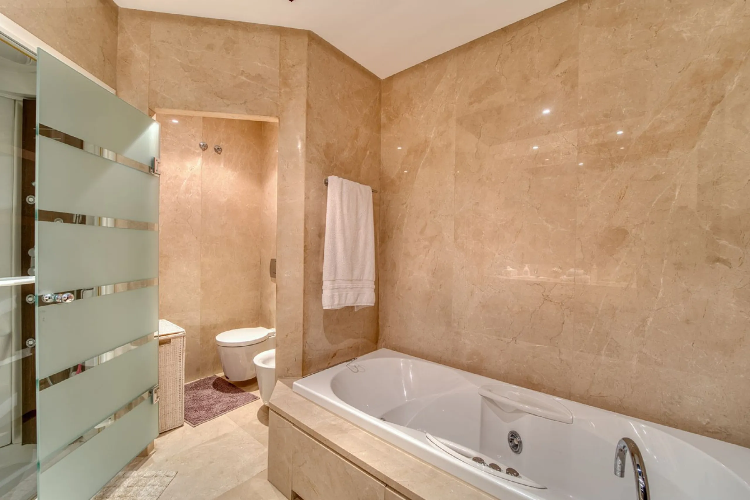 Located in the sought-after Malibu community in Marbella, this elegant ground-floor apartment combines luxury, comfort, and an unbeatable location. South-facing, the property enjoys abundant natural light throughout the day, creating a bright and welcomin