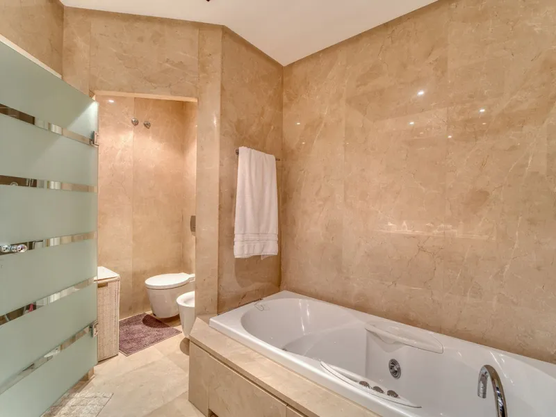 Located in the sought-after Malibu community in Marbella, this elegant ground-floor apartment combines luxury, comfort, and an unbeatable location. South-facing, the property enjoys abundant natural light throughout the day, creating a bright and welcomin
